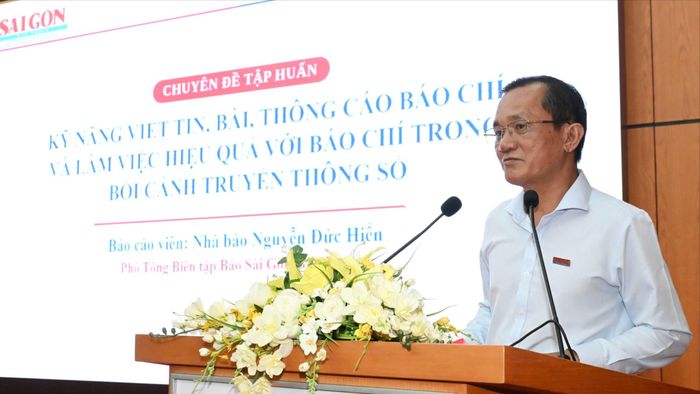 Phó Tổng Biên tập Báo SGGP Nguyễn Đức Hiển chia sẻ tại lớp bồi dưỡng. Ảnh: VIỆT DŨNG