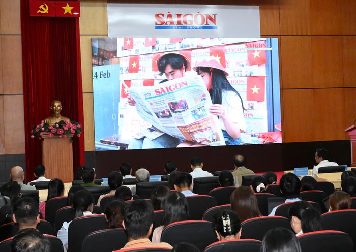 Các đại biểu và học viên xem phim về Báo SGGP. Ảnh: VIỆT DŨNG
