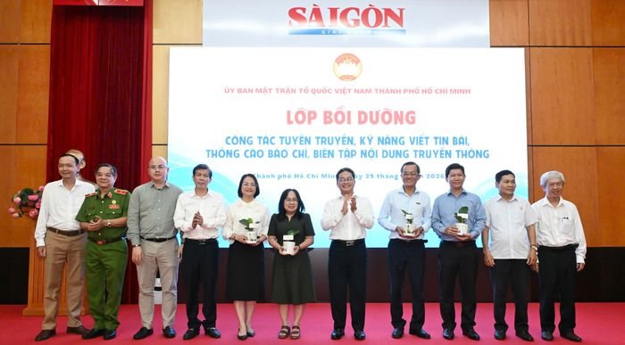 Các đại biểu chụp hình lưu niệm. Ảnh: VIỆT DŨNG