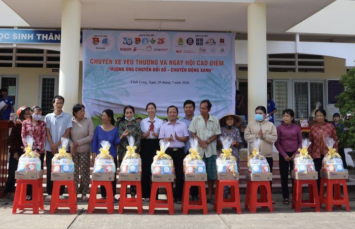  Đoàn trao quà cho người dân khó khăn. Ảnh: THU TRANG 