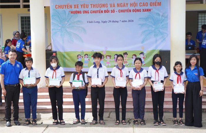  Đoàn trao học bổng cho học sinh khó khăn. Ảnh: THU TRANG 