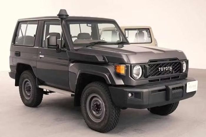 Các phiên bản Land "cộc" này mới đây đã được tay đua Takamoto Miura của đội Toyota Racing W2RC/Dakar Rally và kỹ sư trưởng Masaya Uchiyama của Land Cruiser giới thiệu chi tiết qua một video chi tiết. Mẫu đầu tiên là xe mui cứng thân hẹp màu đen, chủ yếu dùng cho mục đích thương mại.