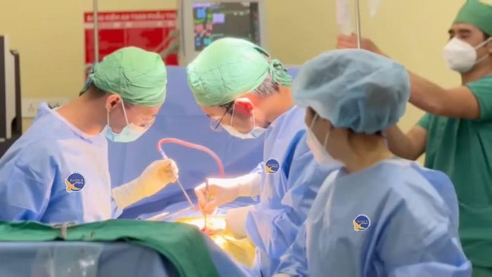 Ê- kíp phẫu thuật cho bệnh nhân - Ảnh BVCC
