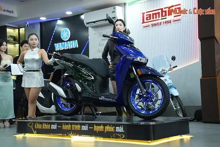 Honda SH150i Italy Super Vetro 2 in 1 hiện đang được trưng bày và giới thiệu tại showroom Moto Đồng Tháp, không gian chuyên biệt dành cho các dòng xe máy cao cấp, xe độc và các phiên bản giới hạn.