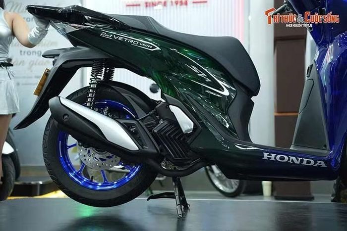 Đại diện đơn vị phát triển chia sẻ, mẫu xe này được thiết kế dành riêng cho thị trường Việt Nam, nơi cộng đồng người chơi xe tay ga Honda SH Italy luôn có những đòi hỏi khắt khe về tính độc bản và cá nhân hóa.