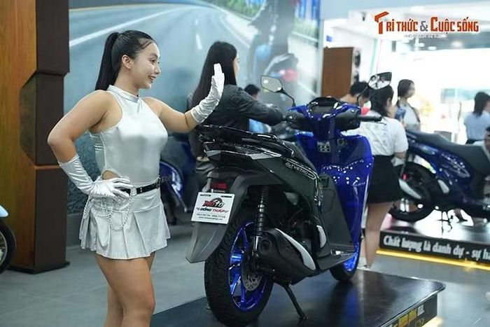 Phiên bản Honda SH150i Sapphire Green thì ngược lại, nửa trước xe mang màu xanh Vetro Blue Sapphire, nửa sau là xanh Vetro Green. Cấu hình này sử dụng yên xe thêu chỉ xanh Green và bộ mâm màu nhôm sáng tương phản.
