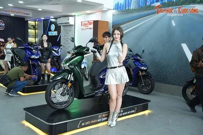 Về mẫu xe tay ga Honda SH150i nhập Ý, chiếc xe này từng ghi dấu ấn mạnh mẽ với màu Vetro Green đặc biệt - xanh ngọc lục bảo đặc trưng cùng thiết kế phần đầu xe mang đậm phong cách SH Italy cổ điển vào năm 2025.