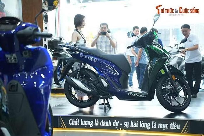 Tuy nhiên, khi phiên bản Vetro Blue 2026 ra mắt với sắc xanh Sapphire hiện đại cùng hàng loạt nâng cấp về công nghệ (màn hình màu TFT, hệ thống đèn cải tiến), người dùng phải đứng trước sự lựa chọn khó khăn giữa kiểu dáng quen thuộc của đời cũ và công nghệ của đời mới.