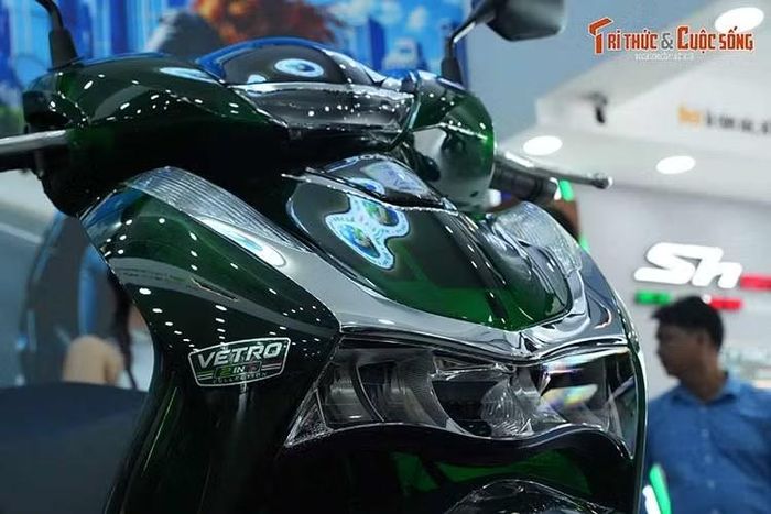 Từ nhu cầu thực tế này, Cub House Sài Gòn đã phát triển phiên bản custom "Super Vetro 2 in 1". Đây là thiết kế tích hợp cả hai dải màu Vetro Green và Vetro Blue Sapphire lên cùng một chiếc xe, giúp người dùng trải nghiệm được công nghệ hiện đại của thế hệ 2026 nhưng vẫn giữ lại được "gương mặt" quen thuộc của thế hệ 2025.