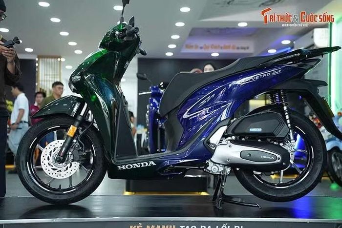 Mức giá chiếc xe ga cao cấp phiên bản giới hạn này khởi điểm từ 235 triệu đồng, giá có thể tăng lên tùy vào số thứ tự từng xe, Honda SH150i Super Vetro 2-in-1 nghiêng về mục đích sưu tầm hơn, thay vì là lựa chọn xe tay ga dành cho số đông.