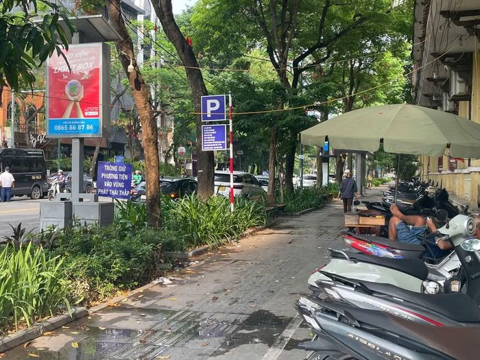 Để phục vụ nhu cầu gửi xe khi triển khai thí điểm, Sở Xây dựng Hà Nội đã phối hợp với UBND các phường thuộc khu vực Vành đai 1 tiến hành rà soát toàn bộ hệ thống bãi đỗ xe hiện có. Tính đến hiện tại, thành phố đã bố trí 220 bãi và điểm trông giữ phương tiện, phân bổ trên nhiều tuyến phố nhằm đáp ứng nhu cầu của người dân khi chuyển đổi từ phương tiện cá nhân sang các loại hình vận tải công cộng.