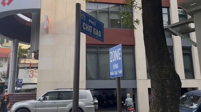 Theo Sở Xây dựng Hà Nội, việc chuẩn bị hạ tầng phục vụ vùng phát thải thấp không chỉ dừng ở việc lắp đặt biển báo mà còn bao gồm điều chỉnh tổ chức giao thông, tăng cường kết nối giữa xe buýt, xe đạp công cộng và các điểm gửi xe. Mục tiêu là hình thành chuỗi di chuyển liên hoàn, tạo điều kiện thuận lợi để người dân từng bước giảm sử dụng phương tiện cá nhân trong khu vực trung tâm.