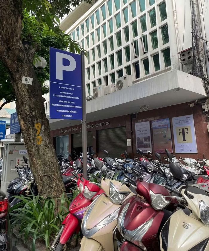Bên cạnh hệ thống điểm gửi xe, Hà Nội cũng dự kiến tổ chức 10 bãi đỗ xe trung chuyển tại các vị trí phù hợp để người dân gửi ô tô, xe máy rồi tiếp tục hành trình bằng phương tiện công cộng.
