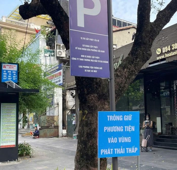 Qua khảo sát thực tế, biển báo hướng dẫn trông giữ phương tiện đã ghi rõ đơn vị được cấp phép quản lý bãi xe, cơ quan cấp phép, loại phương tiện được nhận gửi cũng như phạm vi phục vụ vùng phát thải thấp. Việc công khai các thông tin này giúp người dân dễ dàng nhận diện điểm gửi xe hợp pháp, đồng thời tăng tính minh bạch trong quá trình khai thác các bãi đỗ.