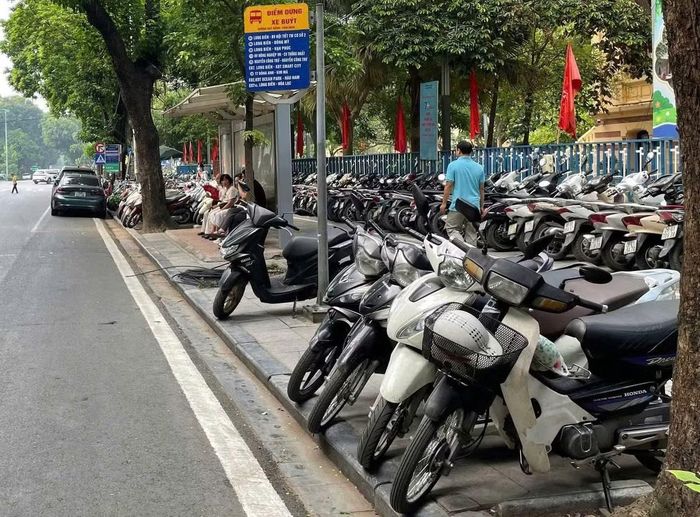 Theo phương án được công bố, danh sách các điểm gửi xe được xây dựng trên cơ sở hiện trạng từng tuyến đường, khoảng cách kết nối với các điểm dừng xe buýt và khả năng tiếp cận của người dân, nhằm hạn chế tình trạng người dân phải tìm kiếm chỗ gửi xe quá xa khu vực cần di chuyển, đồng thời giảm áp lực lên các tuyến phố trung tâm.