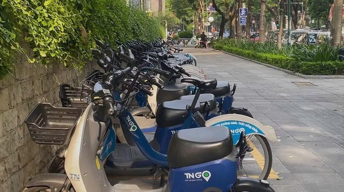 Điểm tập kết xe đạp công cộng trên đường Triệu Quốc Đạt, đối diện là điểm trông giữ xe vào vùng phát thải thấp trên phố Quán Sứ.