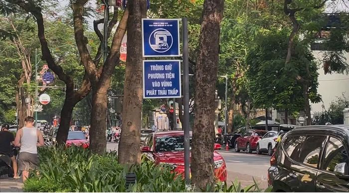 Theo ghi nhận, khu vực hồ Hoàn Kiếm, Lý Thái Tổ, Ngô Quyền và một số tuyến đường trung tâm khác, hệ thống biển báo được bố trí khá đồng bộ. Bên cạnh các biển thông tin về vùng phát thải thấp là các biển hướng dẫn vị trí trông giữ xe máy, điểm cho thuê xe đạp, giúp người dân dễ dàng nhận biết điểm gửi phương tiện trước khi tiếp tục hành trình bằng xe buýt, xe đạp công cộng hoặc đi bộ.