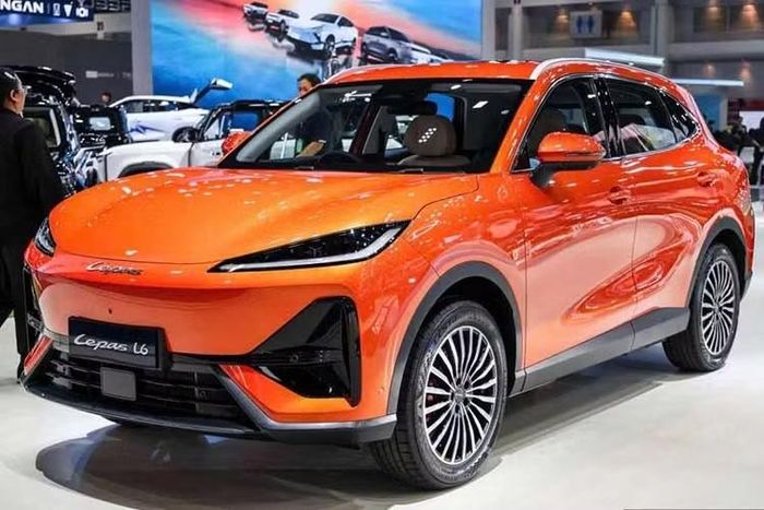 Cả hai phiên bản của Lepas L6 EV đều sử dụng chung một mô-tơ điện đặt phía trước, sản sinh công suất tối đa 215 mã lực và mô-men xoắn cực đại 275 Nm, cho khả năng tăng tốc từ 0-100 km/h trong 7,9 giây. Xe được trang bị pin lithium-sắt-phosphate (LFP) dung lượng 65,05 kWh, hỗ trợ sạc nhanh DC công suất 120 kW, cho phép sạc từ 30-80% trong 20 phút.