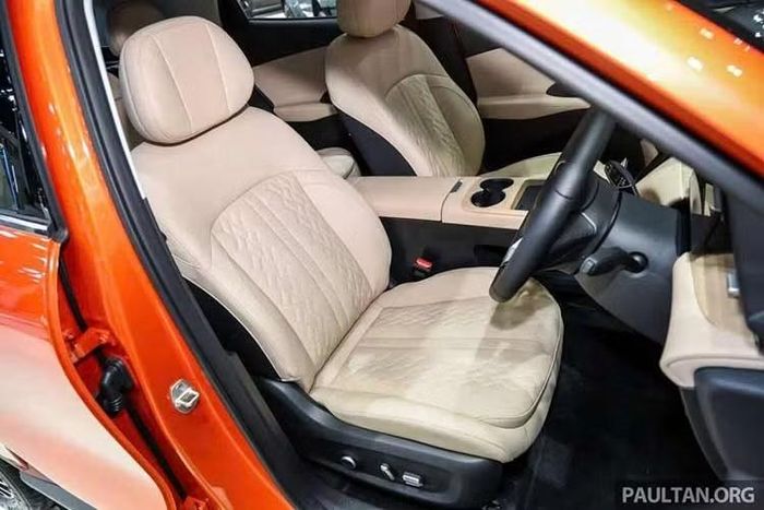 Về an toàn và hỗ trợ lái, xe được trang bị 7 túi khí cùng các hệ thống tiêu chuẩn như hỗ trợ khởi hành ngang dốc, hỗ trợ xuống dốc, phanh khẩn cấp tự động, cảnh báo va chạm phía trước/sau, cảnh báo chệch làn...