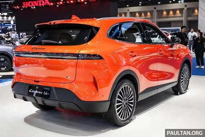 Lepas L6 EV có kích thước dài x rộng x cao lần lượt là 4.570 x 1.852 x 1.683 mm và chiều dài cơ sở đạt 2.700 mm. Kích thước này nhỏ hơn một chút so với Geely EX5 nhưng lớn hơn MG S5 EV và BYD Atto 3. Khoang hành lý phía sau có dung tích 323 lít, có thể mở rộng lên 1.255 lít khi gập ghế. Trong khi đó, khoang chứa đồ phía trước có dung tích 38 lít.