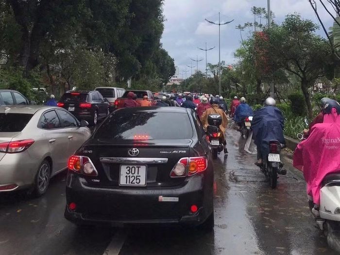 Tuyến đường Láng ùn tắc cục bộ.