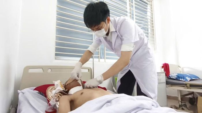 Bác sĩ thăm khám lại cho bệnh nhân sau phẫu thuật - Ảnh BVCC