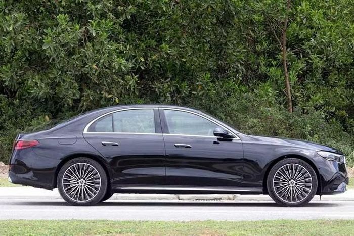Tuy nhiên, một số tư vấn bán hàng đại lý Mercedes-Benz Việt Nam cho biết đã bắt đầu nhận đặt cọc và đưa ra mức giá dự kiến 3,399 tỷ đồng cho phiên bản E 350e. Nếu được phân phối với cấu hình tương tự Malaysia, Mercedes-Benz E 350e 2026 mới sẽ được trang bị gói ngoại thất AMG Line, bộ mâm 20 inch, hệ thống đèn Digital Light, cửa sổ trời toàn cảnh và hệ thống treo Agility Control.