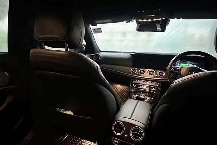 Theo cấu hình đang được phân phối tại Malaysia, Mercedes-Benz E 350e sẽ được trang bị động cơ xăng tăng áp 2.0L kết hợp mô-tơ điện. Động cơ xăng sản sinh công suất 204 mã lực và mô-men xoắn 320 Nm, trong khi mô-tơ điện đạt 136 mã lực và 440 Nm.