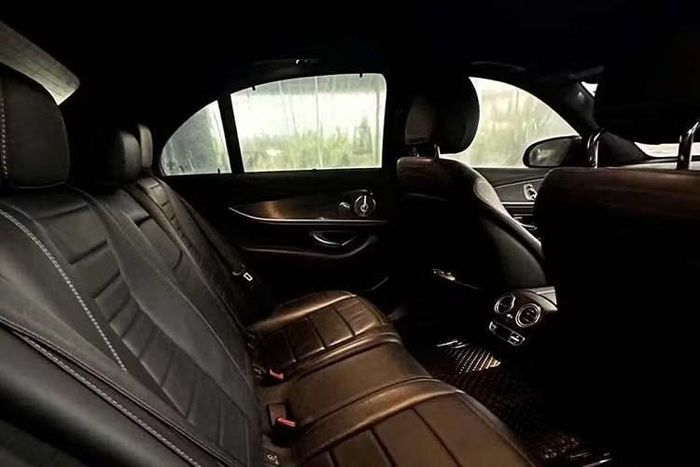 Các tiện nghi đáng chú ý gồm: ghế da có chức năng sưởi và làm mát, hệ thống âm thanh Burmester 4D gồm 21 loa công suất 730 W hỗ trợ Dolby Atmos cùng hệ thống đèn viền nội thất đồng bộ theo nhạc. Về an toàn, E 350e được kỳ vọng sẽ trang bị gói hỗ trợ lái nâng cao Driving Assistance Plus Package, bổ sung nhiều tính năng hỗ trợ người lái và tăng cường khả năng vận hành an toàn.