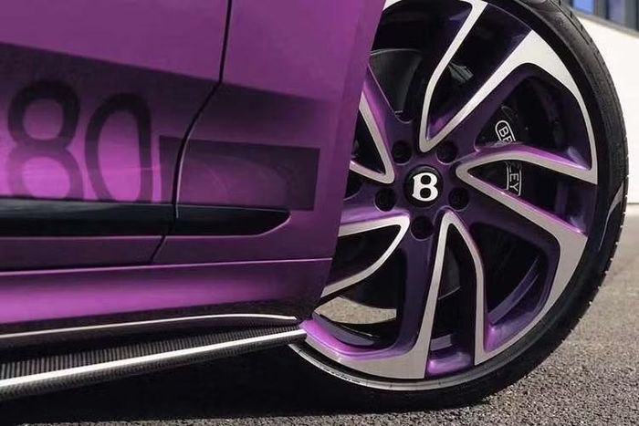 Chiếc Bentley Continental GTC mui trần màu tím độc nhất vô nhị này đã được tạo ra thông qua bộ phận đặt hàng cá nhân Mulliner. Chiếc xe mui trần được hoàn thiện với lớp sơn Supernova Purple Ombre độc quyền, được tạo ra riêng cho dịp này bởi bộ phận Sơn của Bentley và các đội ngũ CMF/Bespoke.