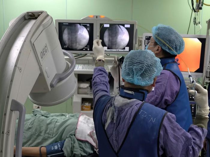 Nội soi ống mềm lấy mẫu sinh thiết khối u - Ảnh BVCC