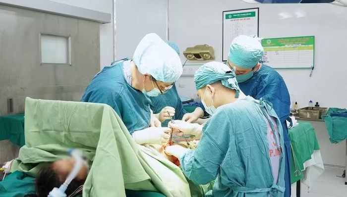 Các bác sĩ phẫu thuật điều trị cho bệnh nhi bị gãy xương. Ảnh: Trung tâm Y tế khu vực Cẩm Khê.