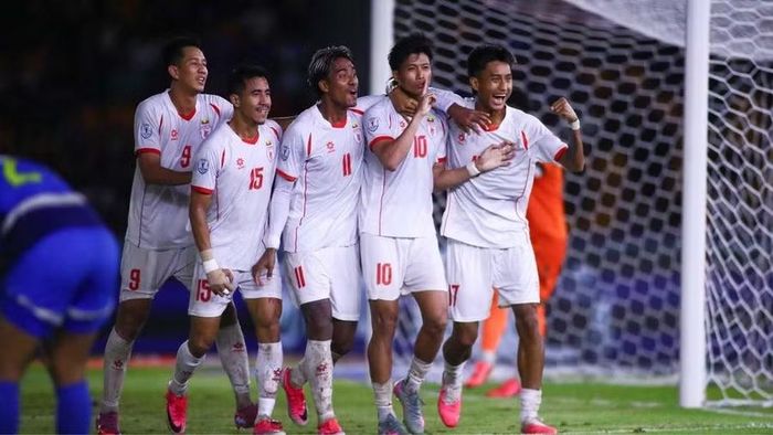 Các cầu thủ Myanmar chia vui trong trận hạ Philippines 4-1, kết quả đưa họ trở lại cuộc đua giành vé bán kết bảng B ASEAN Cup 2026. Ảnh: ASEAN United FC.