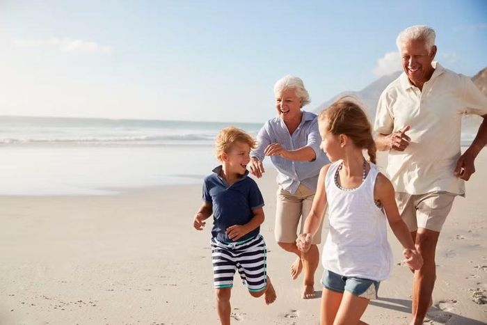 Các chuyên gia cho rằng cha mẹ hoàn toàn có thể giúp trẻ thích nghi với môi trường sống của ông bà bằng một số sự chuẩn bị đơn giản. Ảnh minh họa.
