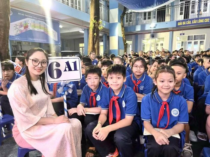Cô trò lớp 6, Trường THCS Chương Dương trong một hoạt động tập thể. Ảnh: Đình Tuệ.
