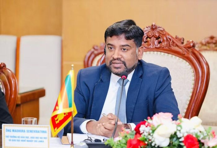 Ông Madhura Senevirathna - Thứ trưởng Bộ Giáo dục, Giáo dục đại học và Giáo dục nghề nghiệp Sri Lanka trao đổi tại buổi làm việc.
