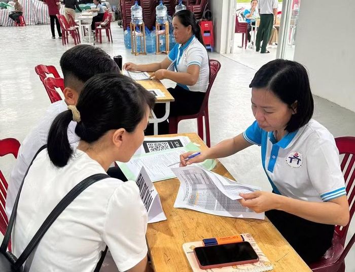 Cán bộ Trường THPT Võ Trường Toản giải đáp những băn khoăn và hỗ trợ học sinh xây dựng lộ trình học tập phù hợp ngay từ lớp 10.