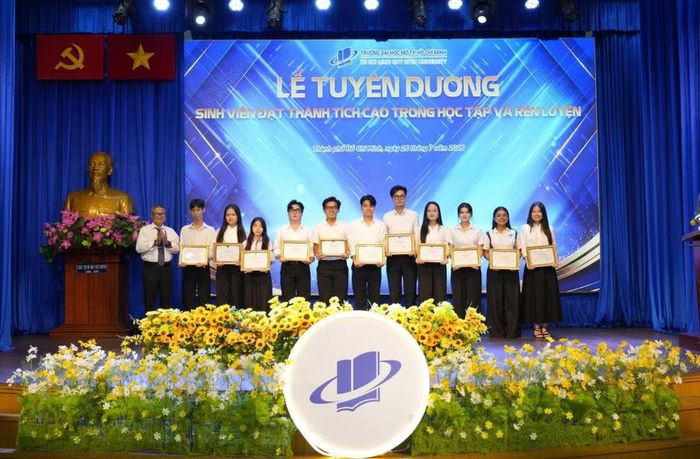 TS Đỗ Sa Kỳ trao danh hiệu cho sinh viên “Khen thưởng ngoại khóa xuất sắc” năm học 2024–2025.