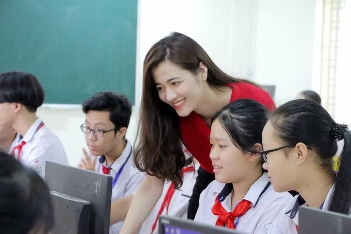 Cô - trò Trường THCS Thịnh Liệt, phường Hoàng Mai, Hà Nội. Ảnh: Đình Tuệ.