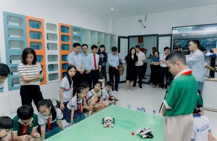 Học sinh tiểu học tiếp xúc với mô hình STEAM hiện đại tại Trường Đại học Khoa học, Đại học Huế.