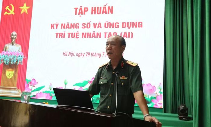Thiếu tướng Phạm Đức Tiếp phát biểu tại buổi tập huấn.