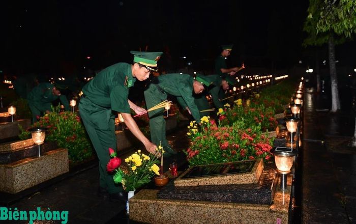 Cán bộ, đoàn viên, thanh niên Hải đoàn Biên phòng 18 tham gia chương trình “Thắp nến tri ân” tại Nghĩa trang Liệt sĩ Bà Rịa - Vũng Tàu do Ban Chấp hành thành Đoàn thành phố Hồ Chí Minh tổ chức tối 26/7/2026 nhân dịp kỷ niệm 79 năm Ngày Thương binh-Liệt sĩ (27/7/1947-27/7/2026). Ảnh: Vũ Hùng
