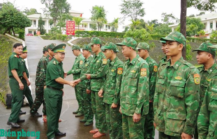 Lãnh đạo Ban Chỉ huy Bộ đội Biên phòng tỉnh Lâm Đồng cùng đại diện đơn vị thi công động viên cán bộ, chiến sĩ trước khi lên đường thực hiện nhiệm vụ. Ảnh: Văn Hoàn