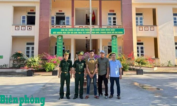 Đồn Biên phòng cửa khẩu cảng Dung Quất bàn giao đối tượng Đỗ Danh Tân cho Công an thành phố Hải Phòng. Ảnh: Văn Tánh
