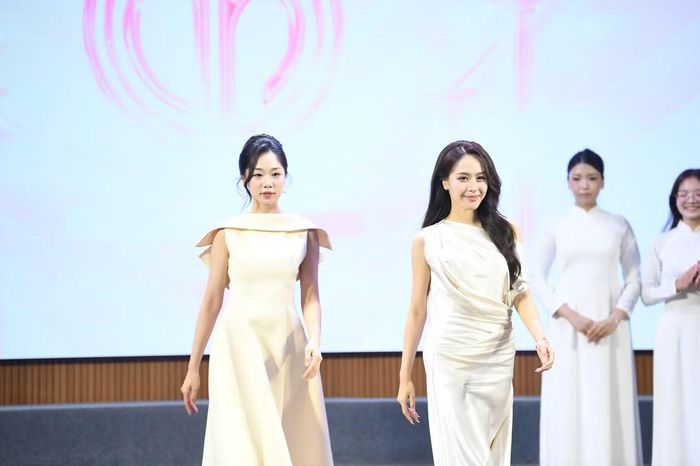 Ngay từ những vòng đầu tiên của hành trình tuyển chọn hoa hậu, các thí sinh đã nhận được sự đồng hành toàn diện từ Ban Tổ chức. Trong ảnh, Á hậu Ngọc Hằng và người đẹp Thùy Dương đang thị phạm catwalk cho các đàn em. Ảnh: Dương Triều