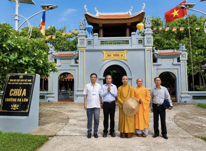 Doanh nhân Nguyễn Văn Trường (thứ 2 bên trái). Ảnh: M.Đ