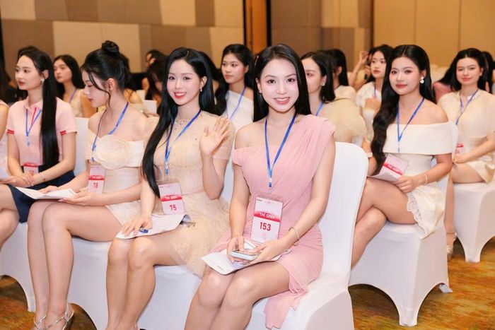 Hàng trăm thí sinh đang có mặt tại địa điểm Vòng Sơ khảo khu vực miền bắc Bắc cuộc thi Hoa hậu Việt Nam 2026. Phần lớn thí sinh là những cô gái 18,19 tuổi. Họ chia sẻ cảm xúc hồi hộp, phấn khích khi lần đầu đến với cuộc thi nhan sắc cấp quốc gia.