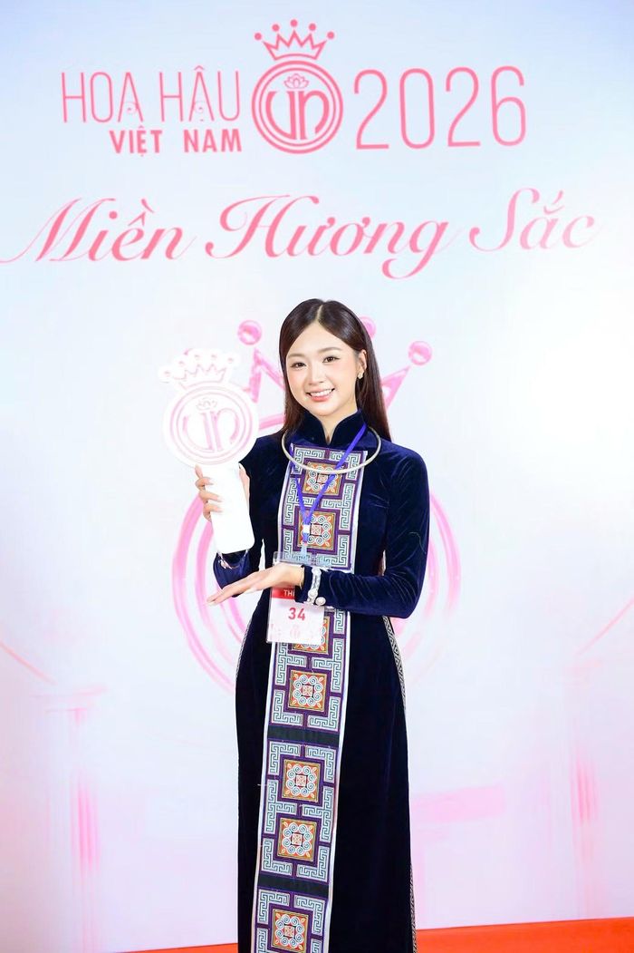 Người đẹp chọn phong cách trang điểm nhẹ nhàng, giản dị nhưng vẫn tôn lên đường nét trên gương mặt.
