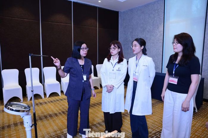 Nhà báo Trần Thị Thu Hà thảo luận với các bác sĩ trước khi bắt đầu phần thi nhân trắc học.