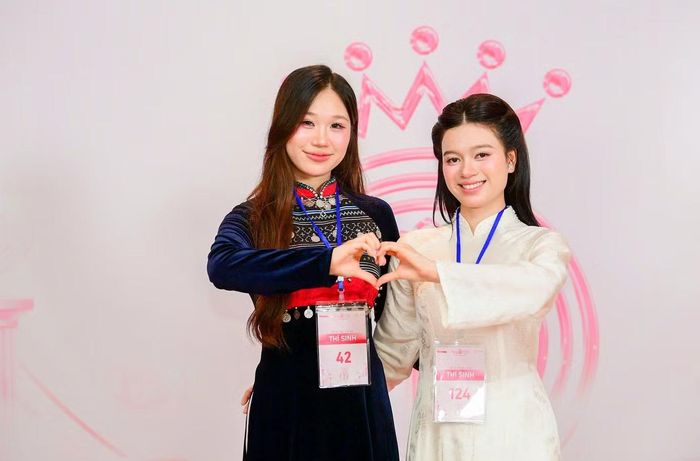 Hai thí sinh tự tin khi khoe sắc vóc trong trang phục truyền thống.